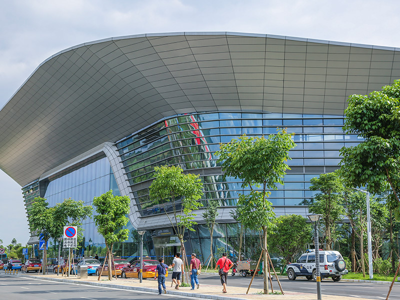 Những người chơi chính tham gia vào thị trường kính xây dựng là ai?