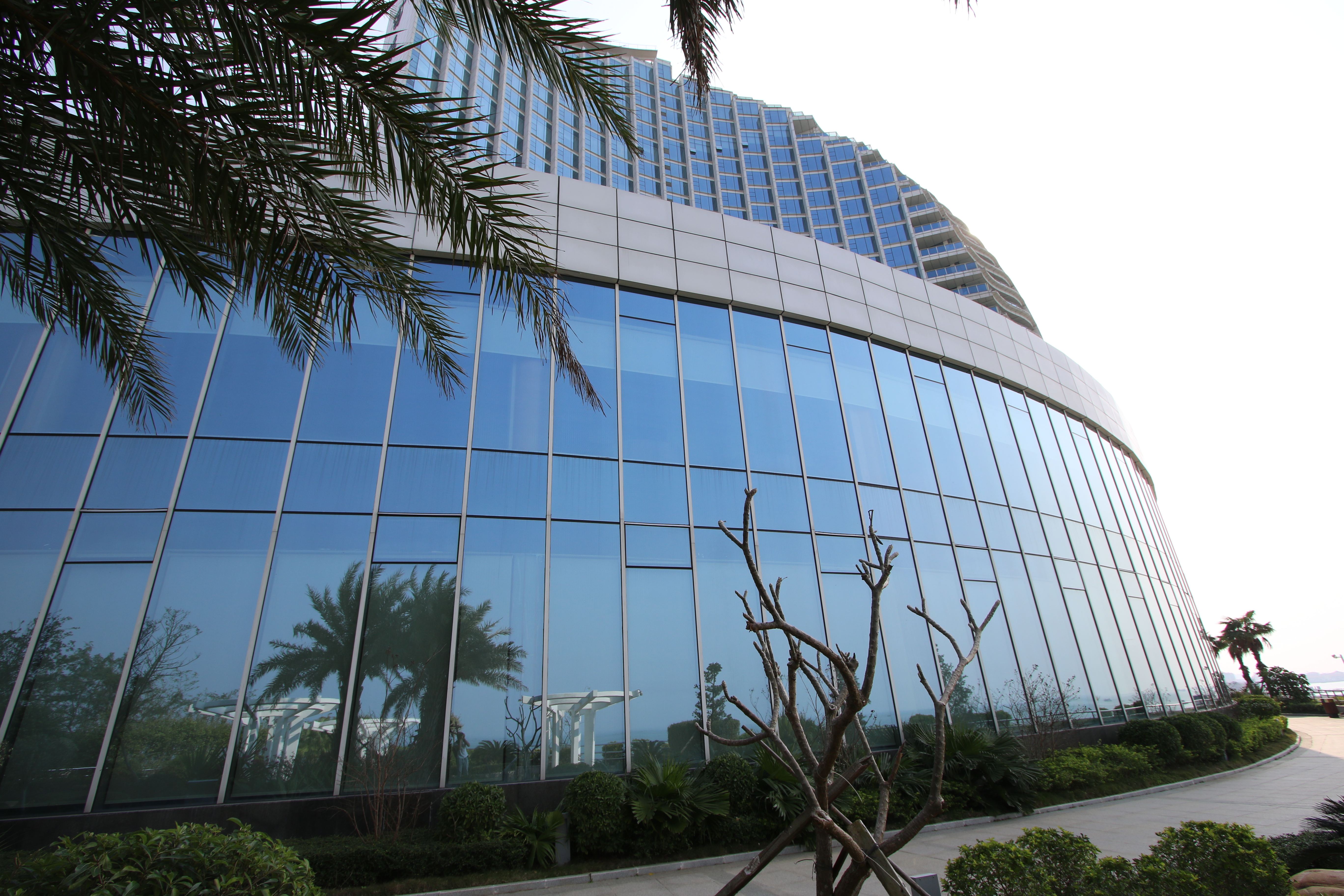 Kính dán tường dày bao nhiêu?