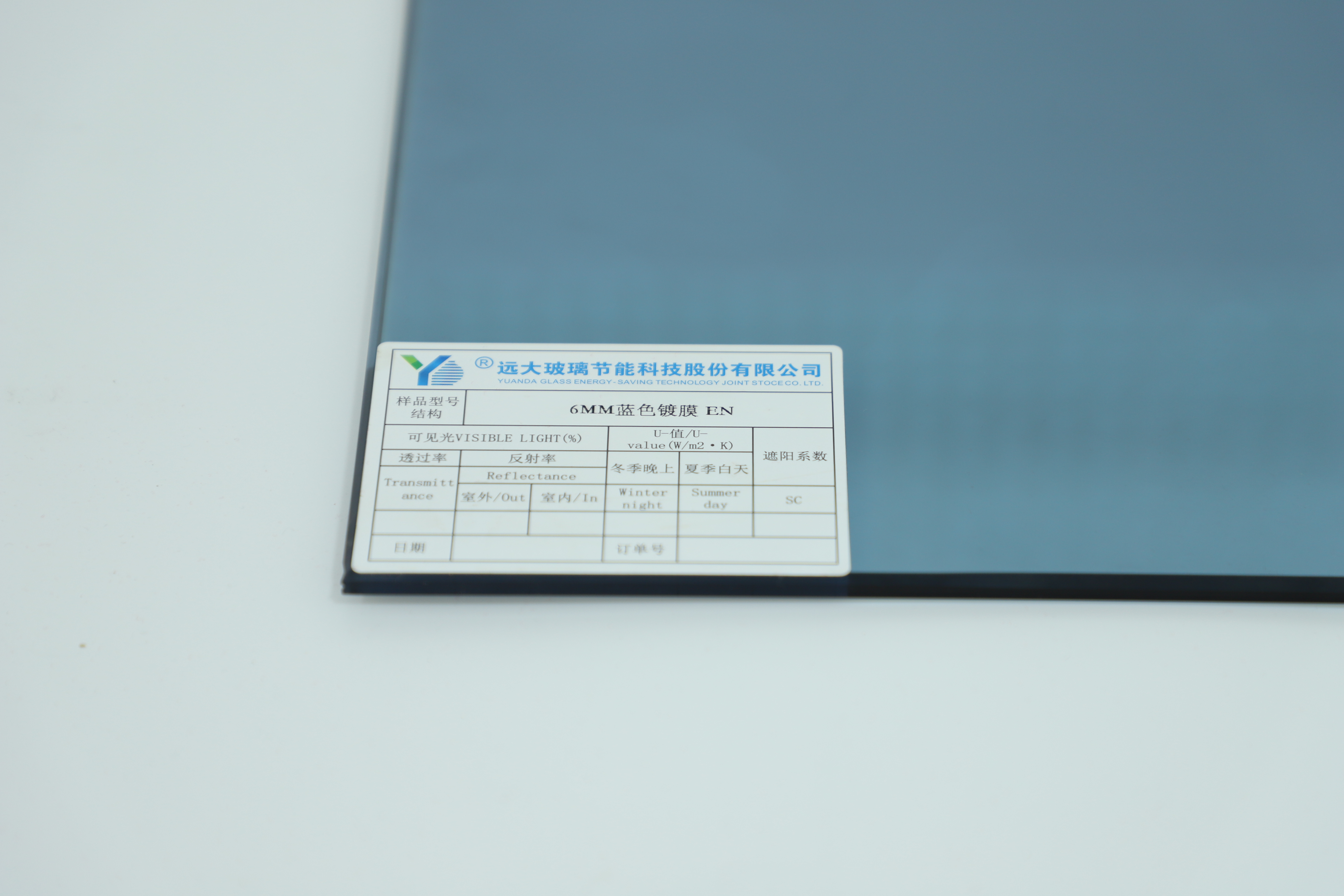 K&iacute;nh c&oacute; độ ph&aacute;t xạ thấp